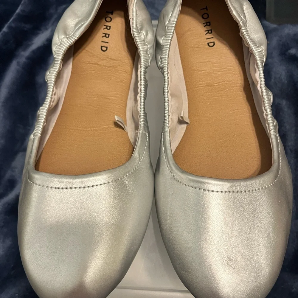 Torrid Metallic Silver Flats - Picture 1 of 6